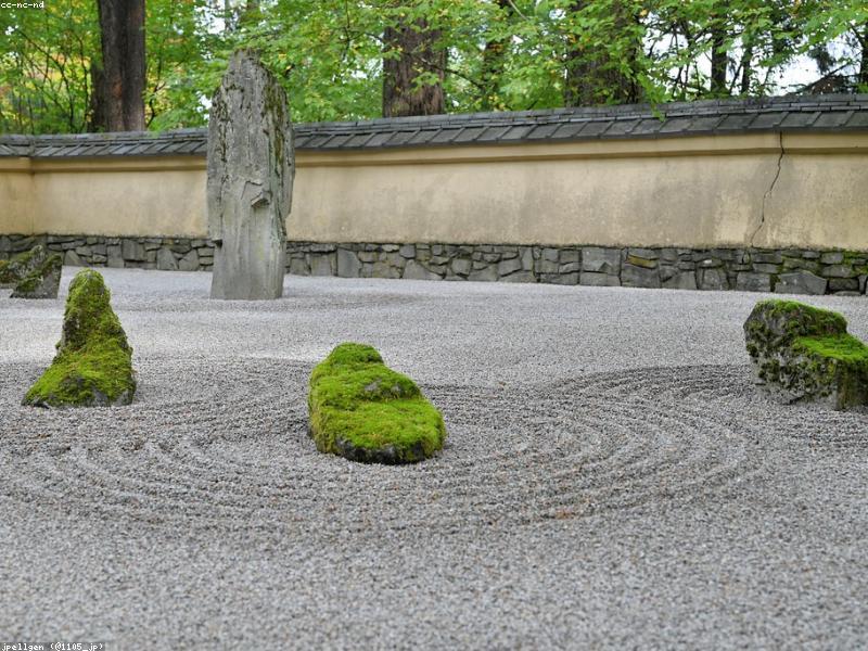 Couple walking through Japanese Garden in Portland with traditional architecture